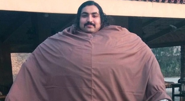 Pakistan, il gigante buono che sogna di diventare Hulk con una dieta quotidiana di 36 uova e tre chili di carne