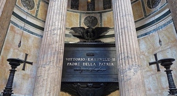 Rumena danneggia due candelabri del Settecento al Pantheon, arrestata