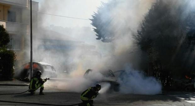 Terribile scontro tra auto a metano: esce avvolto dalle fiamme e muore