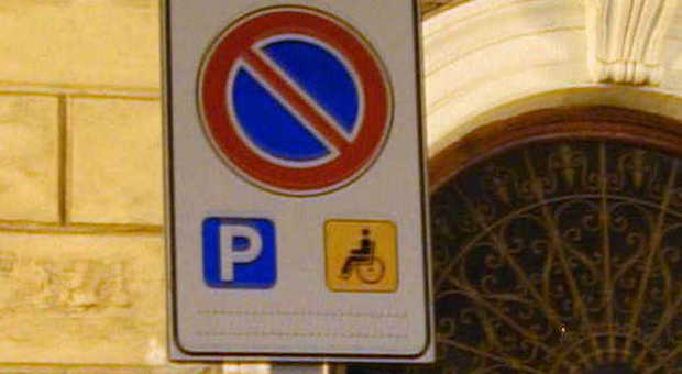 Tavullia, prima ruba poi lascia l'auto col bottino nel parcheggio per invalidi: multato e arrestato