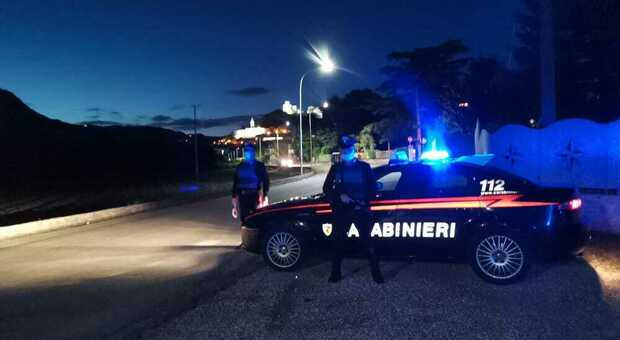 Avellino, ubriaco blocca il traffico poi morde un carabiniere: denunciato