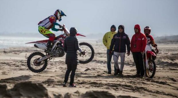 Da una decina d'anni la spiaggia di Rosolina Mare diventa una pista da motocross