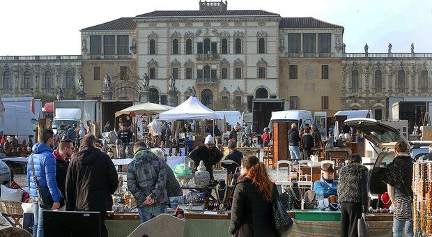 Il mercatino dell'antiquariato a Piazzola sul Brenta
