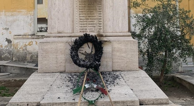 Il Monumento ai Caduti danneggiato