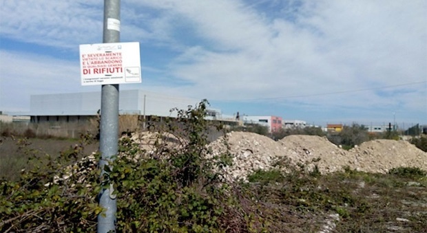 San Benedetto, discariva tra rifiuti e cemento: indagano i forestali