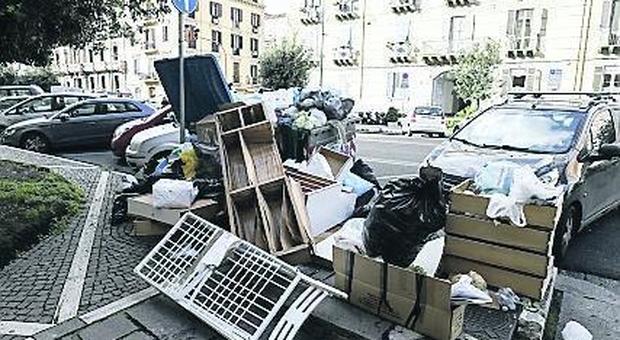 Emergenza rifiuti a Napoli, il Comune nega tutto e il ministro accusa: «Persi quattro anni»