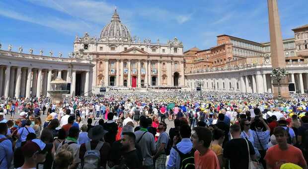 Don Giustino Russolillo è Santo, è festa dal Vaticano a Pianura per il parroco degli ultimi