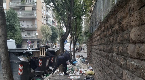Roma, Felix e i cittadini (come lui) che al Prenestino ripuliscono le strade dai rifiuti