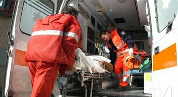 Monteroni, l'auto si ribalta e finisce nelle campagne: due feriti, grave una 35enne