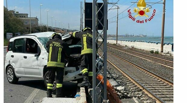 Perde il controllo dell'auto e finisce contro il muro della ferrovia: pezzi di cemento sui binari, treni bloccati sulla linea Ancona-Bologna e Ancona-Roma