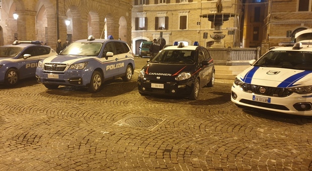 Le pattuglie di polizia, carabinieri e polizia locale in piazza a Osimo