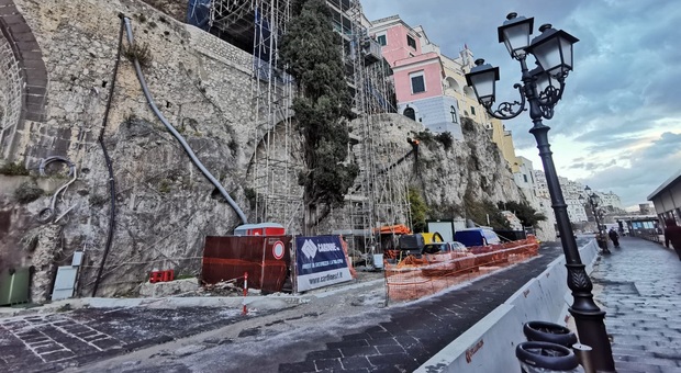 Amalfi, targhe alterne su Strada statale 163: niente divieti per turisti in hotel e proprietari