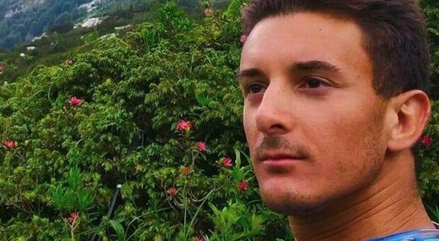 Fabio muore a 28 anni mentre taglia l'erba di casa col trattorino: «Sgozzato da un ramo»