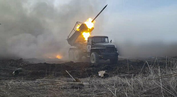 Ucraina senza munizioni, la strategia di soldati: «Utilizziamo proiettili e bombe russe inesplosi»