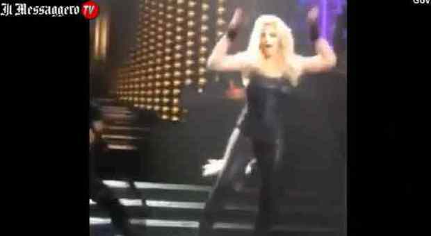 Britney Spears come Madonna, incidente sul palco: l'extension si stacca durante l'esibizione