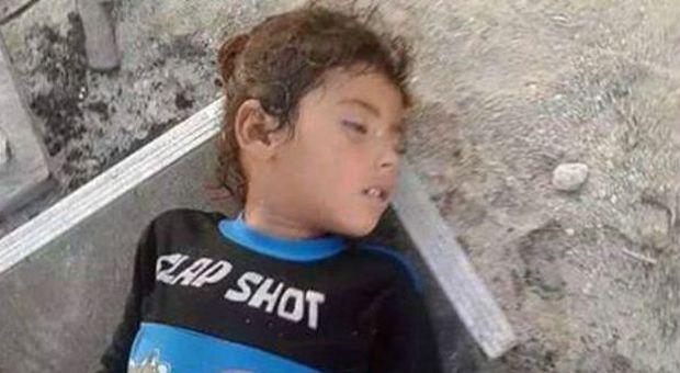 Migranti, un'altra bimba siriana muore a 4 anni come Aylan. Eurotunnel choc, morto fulminato un ragazzo di 20 anni