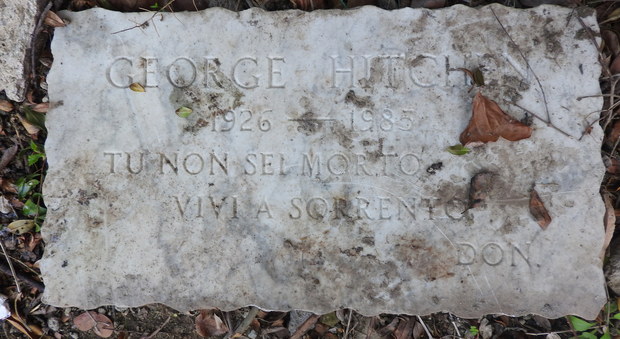 George Hitchen, l'epigrafe dedicatoria abbandonata tra cartacce e rifiuti a Capo Sorrento