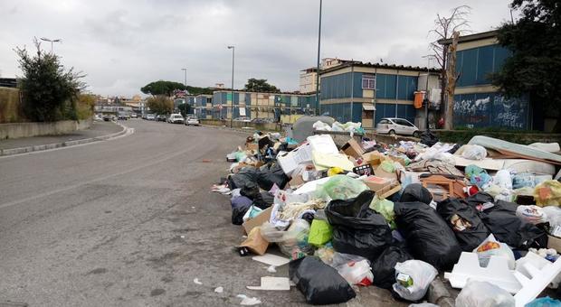 Napoli sommersa dai rifiuti: micro-discariche di ingombranti occupano le strade