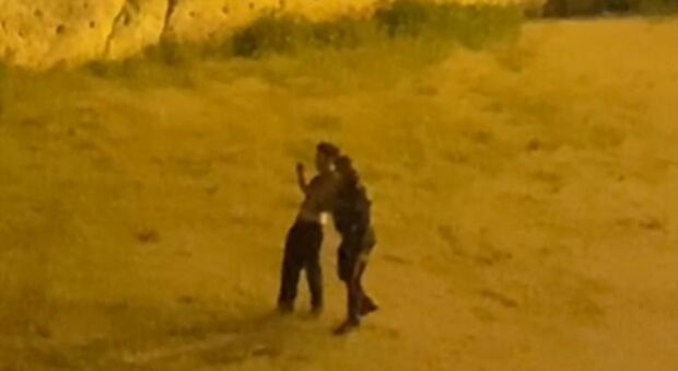 Un uomo a torso nudo nell'anfiteatro di Lecce, arrivano i carabinieri e 118