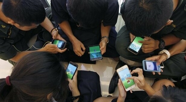 Telefono a scuola, la stretta di Valditara: stop a cellulari e tablet (anche per motivi didattici) alle elementari e medie