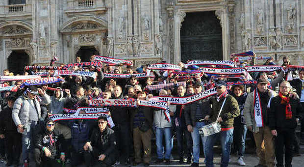 Milan-Crotone di Coppa Italia: l'invasione dei 5mila tifosi calabresi in piazza Duomo -Guarda