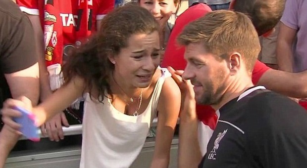 Steven Gerrard fa piangere le fan. Fiumi di lacrime per una tifosa americana