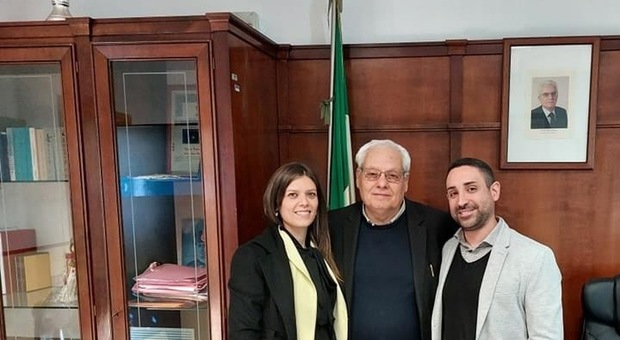 L’assessore Alessia De Simone, il sindaco Luigi Maglione e il consigliere del M5S Alessandro Sorrentino