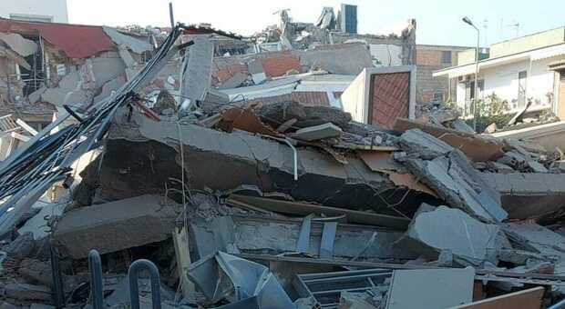 Esplosione a Poggiomarino, crolla mobilificio: forse colpa dei lavori di ristrutturazione