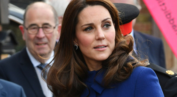 Kate Middleton, bimbo le ruba la borsa e la sua reazione fa il giro del web. Il video del tenero “scippo”
