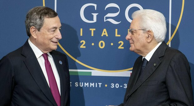 Draghi, anche Berlusconi "tifa" per il suo governo oltre il 2023: cosa c'è dietro l'insistenza dei leader
