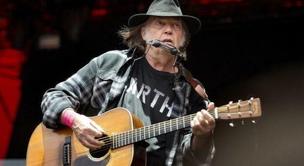 Neil Young contro Spotify: «Informazioni false sui vaccini, togliete la mia musica»