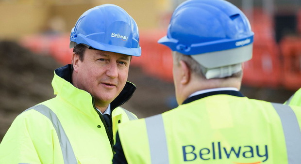 Il premier britannico David Cameron in un cantiere a Barking, est di Londra