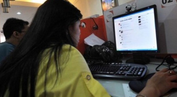 Fa spogliare 28 adolescenti usando Facebook: arrestato imprenditore