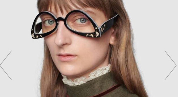 Gucci, gli occhiali "capovolti" venduti a 513 euro. Ironia sui social: «Ma perché?»