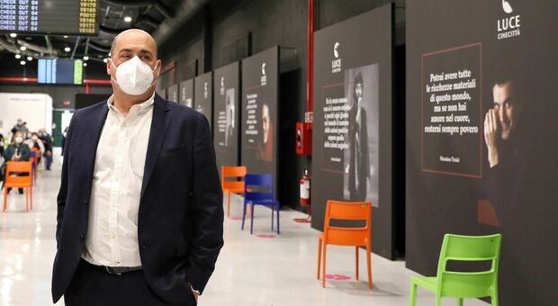 Covid: Zingaretti inaugura nuovo hub vaccinale a Cinecittà