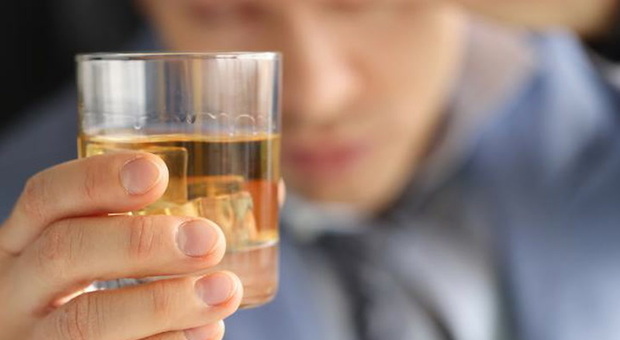 Alcol, 8 milioni di italiani a rischio: 3,5 mln i binge drinker. Preoccupano giovani, donne e anziani