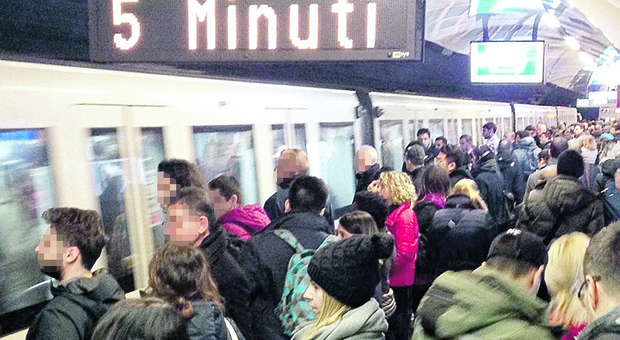 Donna trascinata sulla metro B, il Codacons: «Se necessario sequestrare l'intera linea»