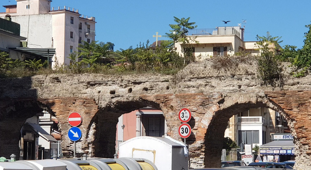 Napoli, l'acquedotto romano dei Ponti Rossi tra discariche e ricoveri per clochard