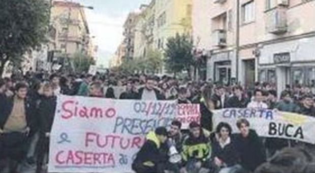 Caserta, 16enne caduta da scooter: studenti in piazza contro le buche