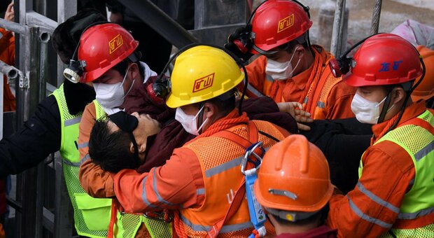 Cina, 11 minatori estratti vivi dopo il crollo di una miniera d'oro: sono stati sottoterra per due settimane