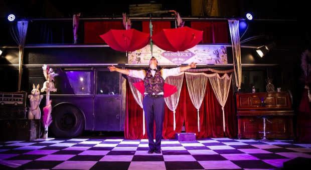 Napoli, la compagnia itinerante «Bus Theatre» a Piazza del Gesù: in scena con Grand Cabaret
