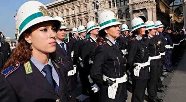 Milano, festa della polizia locale in piazza Duomo: in un anno 3 milioni e 380 mila multe -Guarda