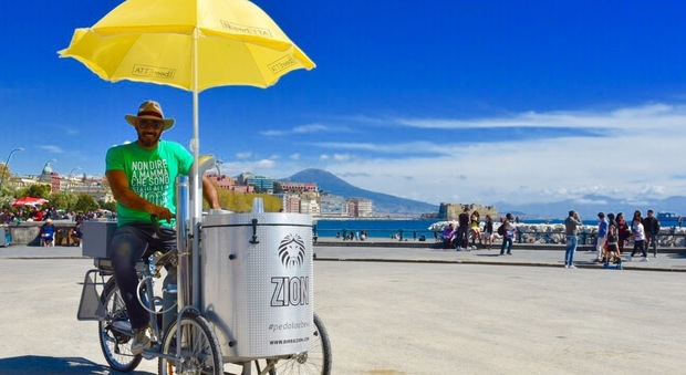 Sorpresa sul lungomare di Napoli: c'è l'olimpionico con la birra in bicicletta
