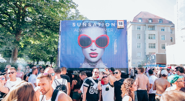 Street Parade, un milione a Zurigo per la discoteca più grande del mondo