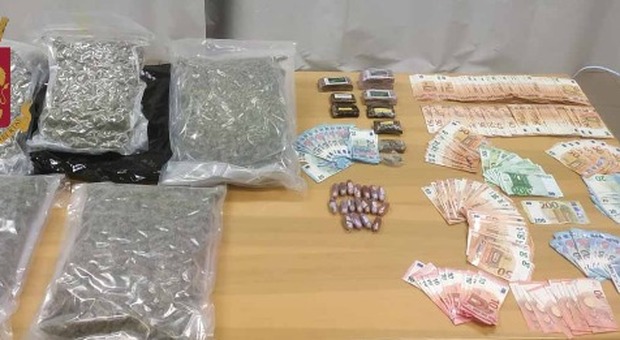 Milano, spacciatore arrestato: in casa c'erano hashish, marijuana e 25mila euro in contanti