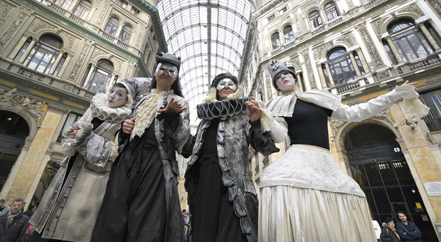 Teatro San Carlo, flash mob nella Galleria Umberto aspettando La dama di picche
