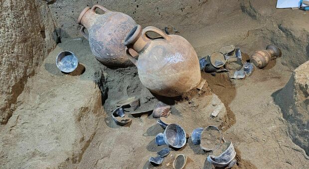 Vulci, scoperta la tomba dei "principi del vino": vasi, anfore, coppe e bronzi intatti da 2600 anni