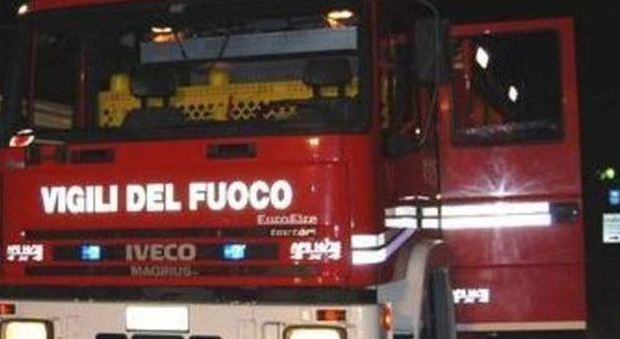 Incendio nella notte a Giugliano in Campania: cento auto in fiamme