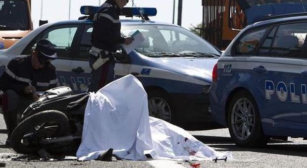 Moto contro un'auto in via Casal del Marmo: morto un centauro di 37 anni