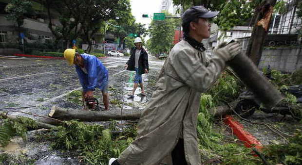 Il tifone Matmo si abbatte su Taiwan: evacuate cinquemila persone